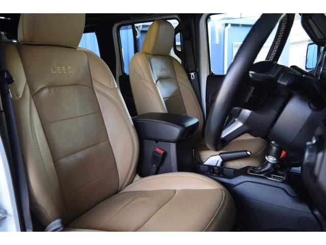 ジープ・ラングラーアンリミテッド サハラ ローンチエディション ベージュレザーシート ヘッドライナー 8.4インチタッチパネルモニター TV カープレイ リアカメラ スチールバンパー グリルガード USリアバンパー 17インチAW ATタイヤ(14枚目)