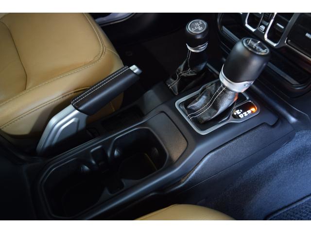 ジープ・ラングラーアンリミテッド サハラ ローンチエディション ベージュレザーシート ヘッドライナー 8.4インチタッチパネルモニター TV カープレイ リアカメラ スチールバンパー グリルガード USリアバンパー 17インチAW ATタイヤ(19枚目)