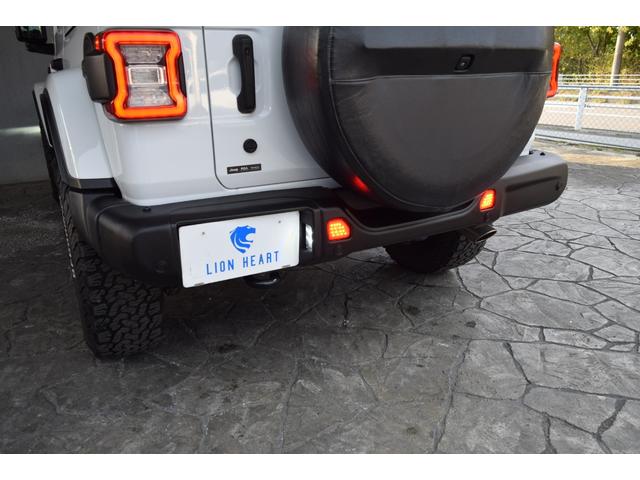 ジープ・ラングラーアンリミテッド サハラ ローンチエディション ベージュレザーシート ヘッドライナー 8.4インチタッチパネルモニター TV カープレイ リアカメラ スチールバンパー グリルガード USリアバンパー 17インチAW ATタイヤ(28枚目)