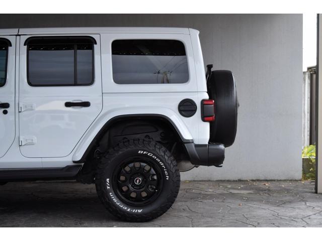 ジープ・ラングラーアンリミテッド サハラ ローンチエディション ベージュレザーシート ヘッドライナー 8.4インチタッチパネルモニター TV カープレイ リアカメラ スチールバンパー グリルガード USリアバンパー 17インチAW ATタイヤ(33枚目)