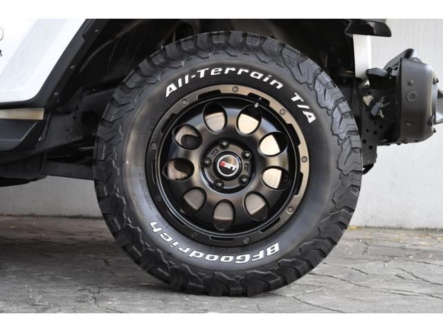 ジープ・ラングラーアンリミテッド サハラ ローンチエディション ベージュレザーシート ヘッドライナー 8.4インチタッチパネルモニター TV カープレイ リアカメラ スチールバンパー グリルガード USリアバンパー 17インチAW ATタイヤ(36枚目)