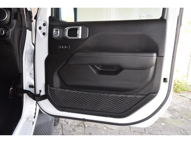 ジープ・ラングラーアンリミテッド サハラ ローンチエディション ベージュレザーシート ヘッドライナー 8.4インチタッチパネルモニター TV カープレイ リアカメラ スチールバンパー グリルガード USリアバンパー 17インチAW ATタイヤ(45枚目)