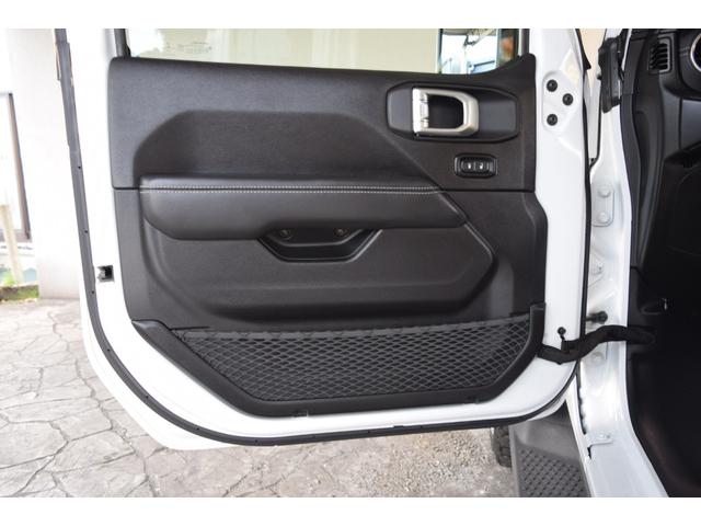 ジープ・ラングラーアンリミテッド サハラ ローンチエディション ベージュレザーシート ヘッドライナー 8.4インチタッチパネルモニター TV カープレイ リアカメラ スチールバンパー グリルガード USリアバンパー 17インチAW ATタイヤ(46枚目)