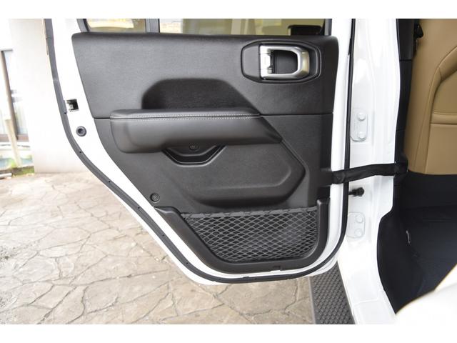 ジープ・ラングラーアンリミテッド サハラ ローンチエディション ベージュレザーシート ヘッドライナー 8.4インチタッチパネルモニター TV カープレイ リアカメラ スチールバンパー グリルガード USリアバンパー 17インチAW ATタイヤ(48枚目)