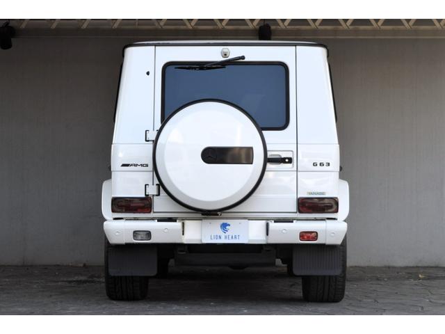 スモークテール加工、エンブレム、スペアタイヤカバーも艶消しにブラックアウトされております。