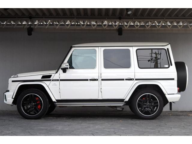 カーボンファイバーデザイン　サイドストリップが採用されております。ブラックアウトされた２０インチホイールにレッドキャリパーがとてもおしゃれな１台となります。