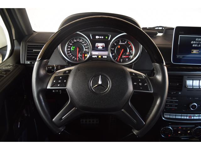 ブラックウッドのレザーステアリングにはパドルシフトも装備されております。