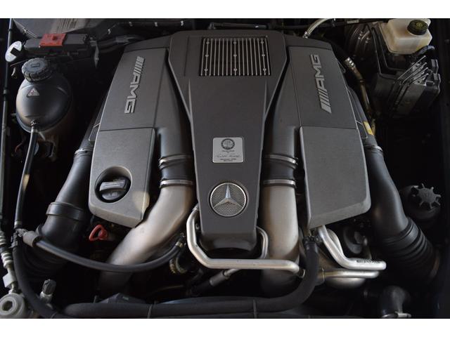 迫力のＶ型８気筒ツインターボエンジンとなります。