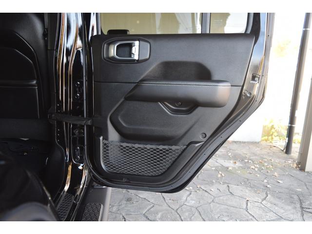 ジープ・ラングラーアンリミテッド サハラ　ブラックレザー　ジェプセン４本出しマフラー　スミティルーフラック　べストップサンライダー（ハードＴＯＰあり）　ルビコンホイール　ジオランダＸＡＴタイヤ　エルフォードフロントバンパー　ドラレコ（54枚目）