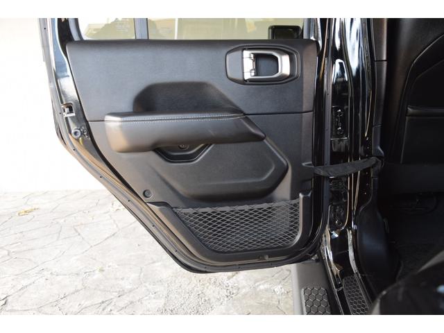 ジープ・ラングラーアンリミテッド サハラ　ブラックレザー　ジェプセン４本出しマフラー　スミティルーフラック　べストップサンライダー（ハードＴＯＰあり）　ルビコンホイール　ジオランダＸＡＴタイヤ　エルフォードフロントバンパー　ドラレコ（57枚目）