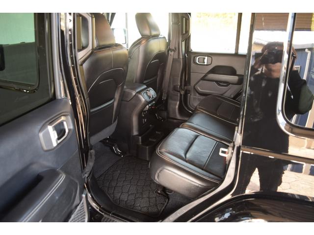 ジープ・ラングラーアンリミテッド サハラ　ブラックレザー　ジェプセン４本出しマフラー　スミティルーフラック　べストップサンライダー（ハードＴＯＰあり）　ルビコンホイール　ジオランダＸＡＴタイヤ　エルフォードフロントバンパー　ドラレコ（58枚目）