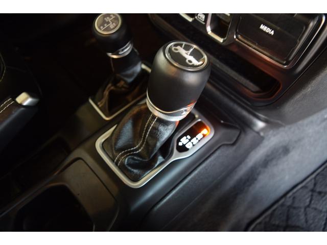 ジープ・ラングラーアンリミテッド サハラ　ブラックレザー　ジェプセン４本出しマフラー　スミティルーフラック　べストップサンライダー（ハードＴＯＰあり）　ルビコンホイール　ジオランダＸＡＴタイヤ　エルフォードフロントバンパー　ドラレコ（61枚目）