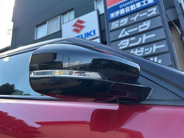 レンジローバーイヴォーククーペ ダイナミック　４ＷＤ　バックカメラ　オートクルーズコントロール　パワーシート　サンルーフ　ナビ　オートライト　電動リアゲート　アルミホイール　電動格納ミラー　シートヒーター　革シート　ＡＴ　ＣＤ　ＡＢＳ　ＥＳＣ（10枚目）