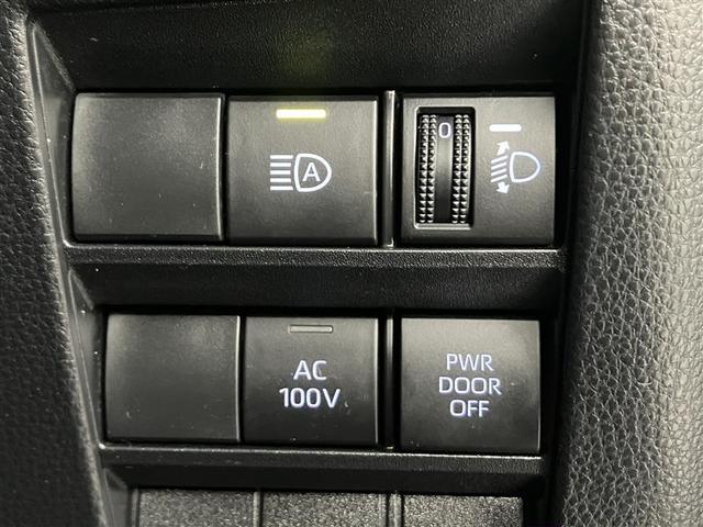 ノア ハイブリッドＳ－Ｚ　ＰＣＳ　横滑り防止機能　ＬＥＤヘッドライト　クルコン　盗難防止装置　エアコン　三列シート　キーレス　アルミホイール　１００Ｖ電源　４ＷＤ　リアオートエアコン　スマートキー　ＥＴＣ　メモリーナビ　ＡＢＳ（11枚目）