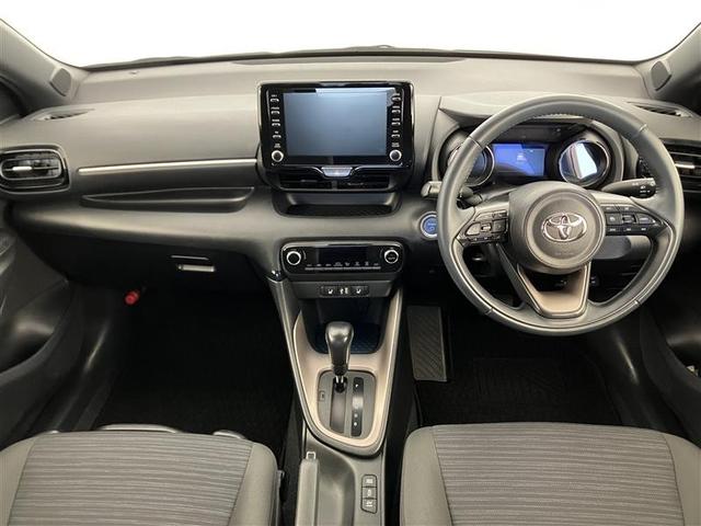 ヤリス ハイブリッドＺ　ＰＣＳ　ＡＷ　Ｂカメラ　ＬＥＤランプ　スマキー　ＥＴＣ付き　メディアプレイヤー接続　ＶＳＣ　パワステ　１オナ車　クルコン　カーテンエアバック　キーフリー　ＡＢＳ　エアコン　エアバッグ（2枚目）