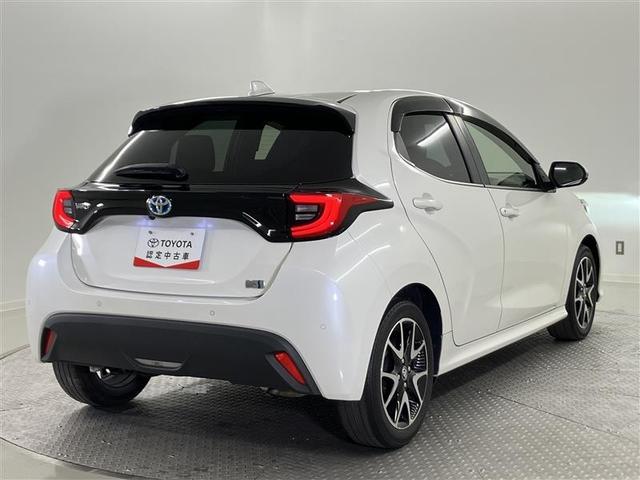 ヤリス ハイブリッドＺ　ＰＣＳ　ＡＷ　Ｂカメラ　ＬＥＤランプ　スマキー　ＥＴＣ付き　メディアプレイヤー接続　ＶＳＣ　パワステ　１オナ車　クルコン　カーテンエアバック　キーフリー　ＡＢＳ　エアコン　エアバッグ（9枚目）