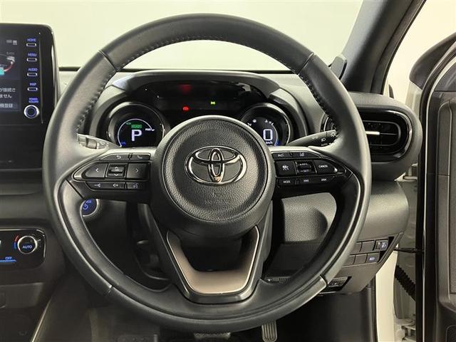 ヤリス ハイブリッドＺ　ＰＣＳ　ＡＷ　Ｂカメラ　ＬＥＤランプ　スマキー　ＥＴＣ付き　メディアプレイヤー接続　ＶＳＣ　パワステ　１オナ車　クルコン　カーテンエアバック　キーフリー　ＡＢＳ　エアコン　エアバッグ（12枚目）