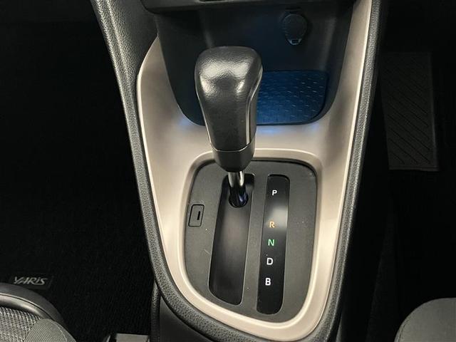 ヤリス ハイブリッドＺ　ＰＣＳ　ＡＷ　Ｂカメラ　ＬＥＤランプ　スマキー　ＥＴＣ付き　メディアプレイヤー接続　ＶＳＣ　パワステ　１オナ車　クルコン　カーテンエアバック　キーフリー　ＡＢＳ　エアコン　エアバッグ（16枚目）