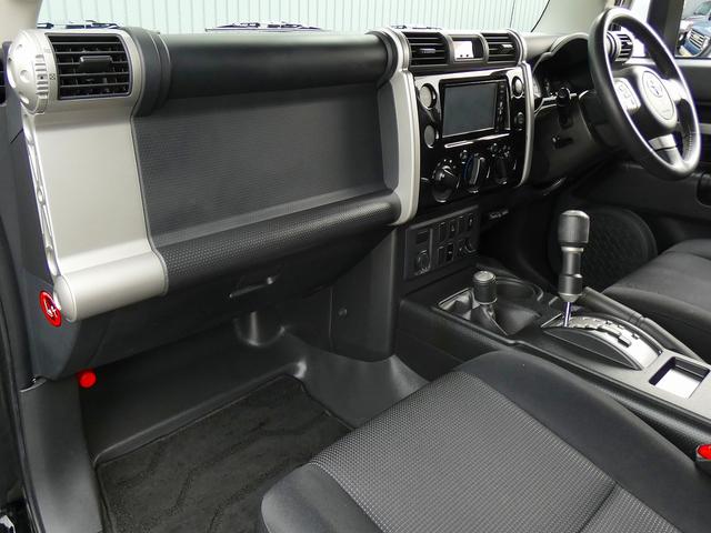 ＦＪクルーザー ブラックカラーパッケージ　ローン２．４パーセント　１２０回　買取直販車両　ＹＯＫＯＨＡＭＡジオランダーＸ－ＡＴ　ヒッチメンバー　フロントフォグランプ　ルーフラック（30枚目）
