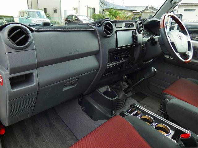 ランドクルーザー７０ バン　ローン２．４パーセント　１２０回　５速ＭＴ　トヨタ純正前後デフロック　レカロ―シート×２脚　ウッドコンビステアリング（2枚目）