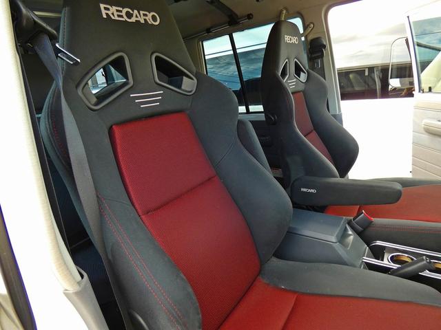 ランドクルーザー７０ バン　ローン２．４パーセント　１２０回　５速ＭＴ　トヨタ純正前後デフロック　レカロ―シート×２脚　ウッドコンビステアリング（4枚目）