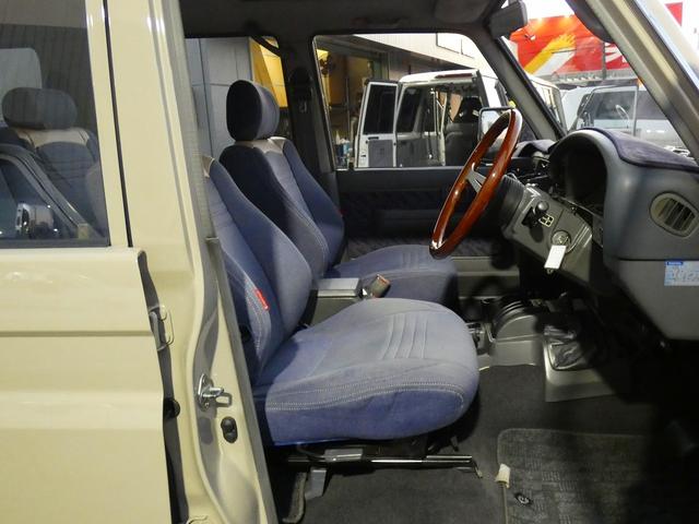 ランドクルーザープラド SXワイド ローン2.4パーセント 120回 ディーゼルターボ classicカスタム ベージュペイント デニム&レザーシートカバー ナルディウッドステアリング フルセグ地デジナビ バックカメラ ドライブレコーダ(9枚目)