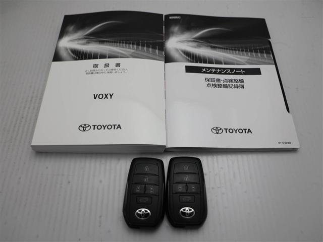 ヴォクシー ハイブリッドＳ－Ｚ　パワーウィンドウ　テレビ　ＤＶＤ再生機能　インテリキー　横滑防止装置　地デジＴＶ　アクティブクルーズコントロール　１オナ　フルオートエアコン　リアカメラ　エアバッグ　ＡＢＳ　１００Ｖ充電　ＷＡＣ　ＰＳ（29枚目）