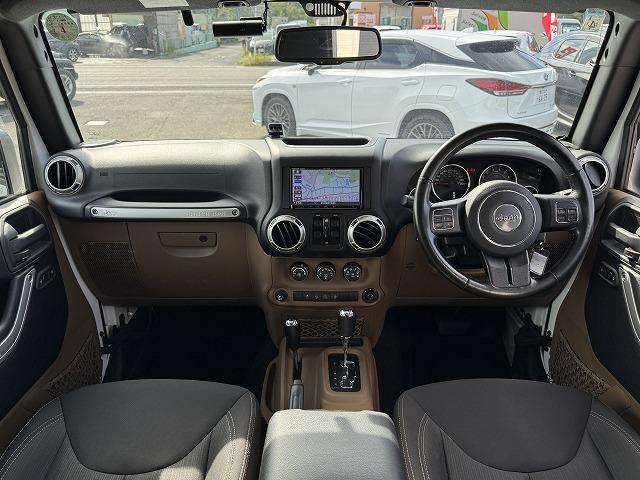 ジープ・ラングラーアンリミテッド サハラ　クルーズコントロール　ＡＬＰＩＮＥスピーカー　ステアリングスイッチ　サイドステップ　メモリーナビＴＶ　サイド・バックカメラ　純正１８インチアルミ　ＣＤ／ＤＶＤ再生　Ｂｌｕｅｔｏｏｔｈ接続　ＥＴＣ（2枚目）