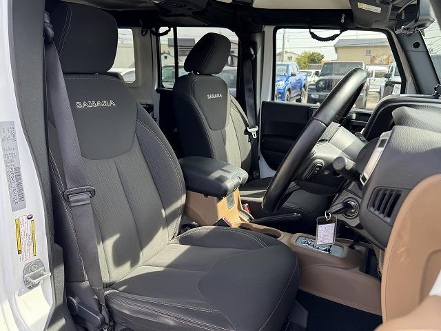 ジープ・ラングラーアンリミテッド サハラ　クルーズコントロール　ＡＬＰＩＮＥスピーカー　ステアリングスイッチ　サイドステップ　メモリーナビＴＶ　サイド・バックカメラ　純正１８インチアルミ　ＣＤ／ＤＶＤ再生　Ｂｌｕｅｔｏｏｔｈ接続　ＥＴＣ（6枚目）