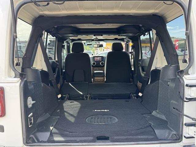 ジープ・ラングラーアンリミテッド サハラ　クルーズコントロール　ＡＬＰＩＮＥスピーカー　ステアリングスイッチ　サイドステップ　メモリーナビＴＶ　サイド・バックカメラ　純正１８インチアルミ　ＣＤ／ＤＶＤ再生　Ｂｌｕｅｔｏｏｔｈ接続　ＥＴＣ（17枚目）