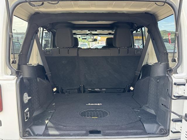 ジープ・ラングラーアンリミテッド サハラ　クルーズコントロール　ＡＬＰＩＮＥスピーカー　ステアリングスイッチ　サイドステップ　メモリーナビＴＶ　サイド・バックカメラ　純正１８インチアルミ　ＣＤ／ＤＶＤ再生　Ｂｌｕｅｔｏｏｔｈ接続　ＥＴＣ（40枚目）