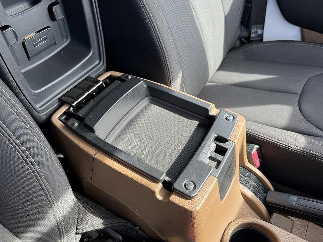 ジープ・ラングラーアンリミテッド サハラ　クルーズコントロール　ＡＬＰＩＮＥスピーカー　ステアリングスイッチ　サイドステップ　メモリーナビＴＶ　サイド・バックカメラ　純正１８インチアルミ　ＣＤ／ＤＶＤ再生　Ｂｌｕｅｔｏｏｔｈ接続　ＥＴＣ（52枚目）
