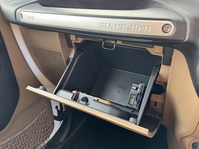 ジープ・ラングラーアンリミテッド サハラ　クルーズコントロール　ＡＬＰＩＮＥスピーカー　ステアリングスイッチ　サイドステップ　メモリーナビＴＶ　サイド・バックカメラ　純正１８インチアルミ　ＣＤ／ＤＶＤ再生　Ｂｌｕｅｔｏｏｔｈ接続　ＥＴＣ（54枚目）