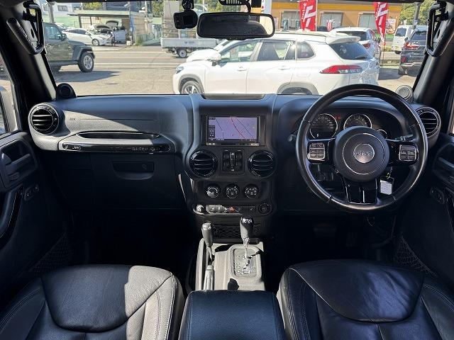 ジープ・ラングラーアンリミテッド 　リクライニングキット　後席モニター　ＡＬＰＩＮＥスピーカー　メモリーナビＴＶ　クルーズコントロール　サイド・バックカメラ　黒革シート　シートヒーター　アクセスグリップ　サイドステップ　１８インチアルミ（2枚目）