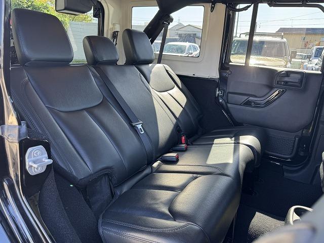 ジープ・ラングラーアンリミテッド 　リクライニングキット　後席モニター　ＡＬＰＩＮＥスピーカー　メモリーナビＴＶ　クルーズコントロール　サイド・バックカメラ　黒革シート　シートヒーター　アクセスグリップ　サイドステップ　１８インチアルミ（6枚目）