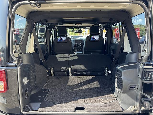 ジープ・ラングラーアンリミテッド 　リクライニングキット　後席モニター　ＡＬＰＩＮＥスピーカー　メモリーナビＴＶ　クルーズコントロール　サイド・バックカメラ　黒革シート　シートヒーター　アクセスグリップ　サイドステップ　１８インチアルミ（17枚目）
