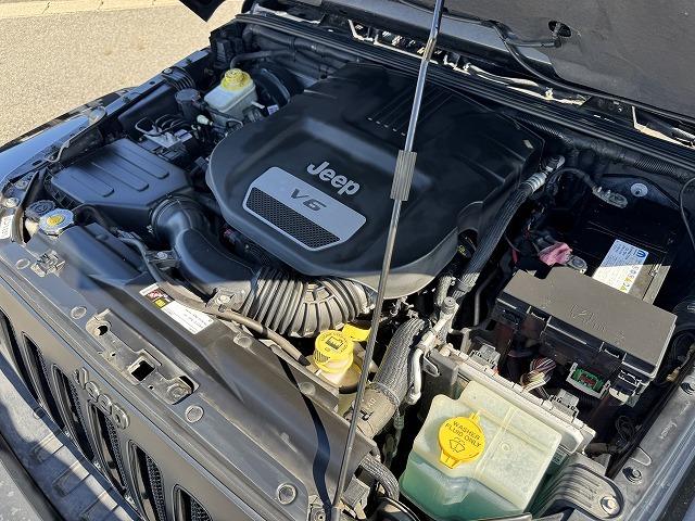 ジープ・ラングラーアンリミテッド 　リクライニングキット　後席モニター　ＡＬＰＩＮＥスピーカー　メモリーナビＴＶ　クルーズコントロール　サイド・バックカメラ　黒革シート　シートヒーター　アクセスグリップ　サイドステップ　１８インチアルミ（20枚目）