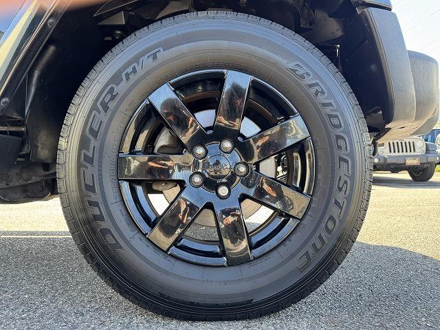 ジープ・ラングラーアンリミテッド 　リクライニングキット　後席モニター　ＡＬＰＩＮＥスピーカー　メモリーナビＴＶ　クルーズコントロール　サイド・バックカメラ　黒革シート　シートヒーター　アクセスグリップ　サイドステップ　１８インチアルミ（33枚目）