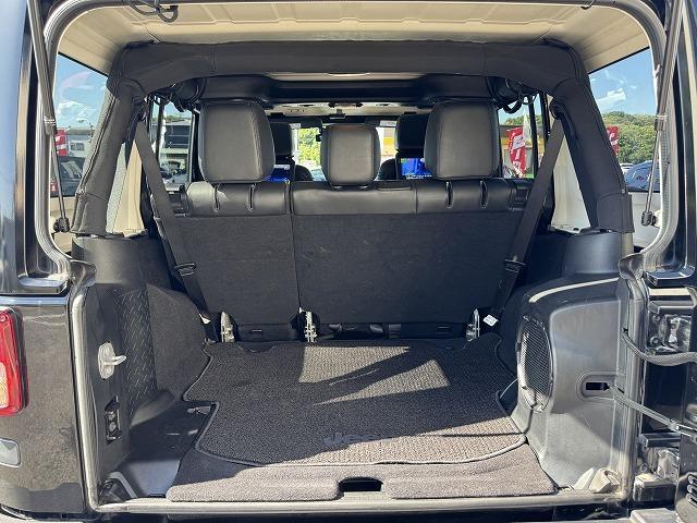 ジープ・ラングラーアンリミテッド 　リクライニングキット　後席モニター　ＡＬＰＩＮＥスピーカー　メモリーナビＴＶ　クルーズコントロール　サイド・バックカメラ　黒革シート　シートヒーター　アクセスグリップ　サイドステップ　１８インチアルミ（45枚目）
