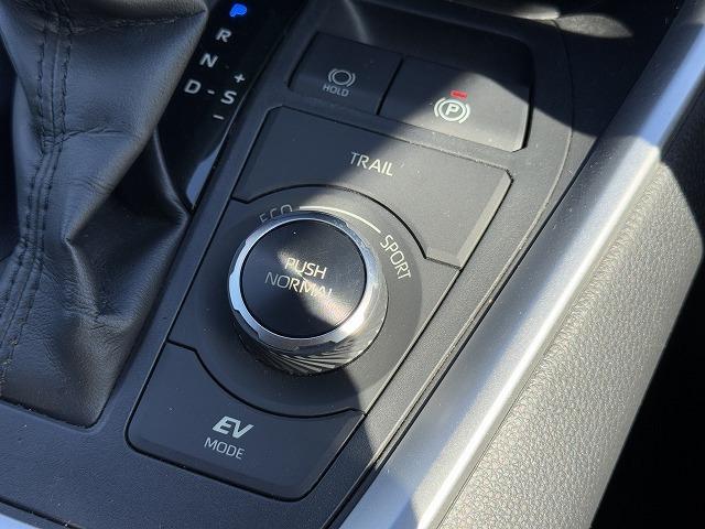 ＲＡＶ４ ハイブリッドＸ　１オーナー　レーダークルーズコントロール　純正ナビＴＶ　バックカメラ　ステアリングスイッチ　ＬＥＤヘッド　オートマチックハイビーム　電動パーキング　純正１７インチアルミ　スマートキー　オートライト（8枚目）