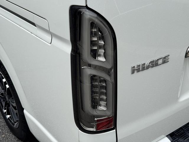 ハイエースバン スーパーGL ダークプライム ベットキット 社外フロントバンパー 社外テール 社外16インチアルミ フリップダウンモニター 社外ナビTV バックカメラ AC100V電源 両側スライドドア スマートキー ウッドコンビステアリング(4枚目)