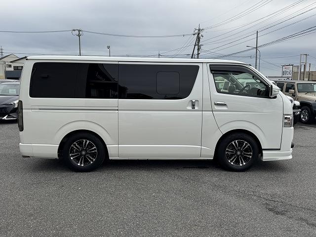 ハイエースバン スーパーGL ダークプライム ベットキット 社外フロントバンパー 社外テール 社外16インチアルミ フリップダウンモニター 社外ナビTV バックカメラ AC100V電源 両側スライドドア スマートキー ウッドコンビステアリング(23枚目)