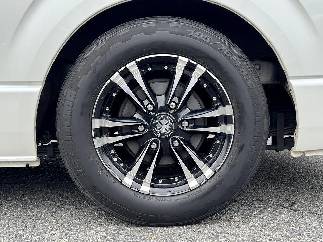 ハイエースバン スーパーGL ダークプライム ベットキット 社外フロントバンパー 社外テール 社外16インチアルミ フリップダウンモニター 社外ナビTV バックカメラ AC100V電源 両側スライドドア スマートキー ウッドコンビステアリング(30枚目)