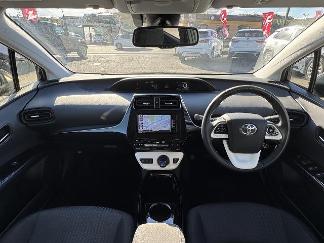 プリウス Sセーフティプラス トヨタセーフティセンス レーダークルーズコントロール 社外ナビTV バックカメラ パーキングアシスト LEDヘッド オートマチックハイビーム クリアランスソナー ステアリングスイッチ 15インチアルミ(2枚目)