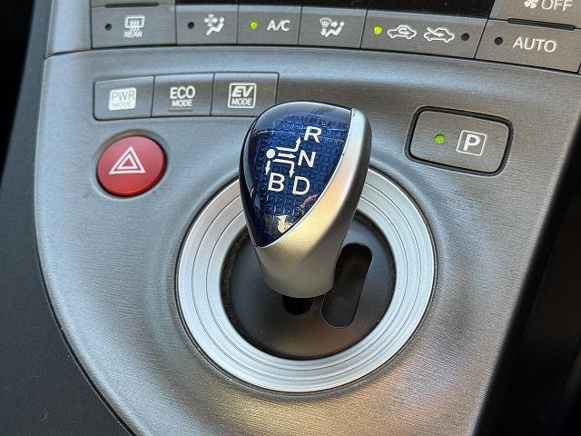 プリウス Ｓ　純正ナビＴＶ　バックカメラ　ステアリングスイッチ　スマートキー　プッシュスタート　ＨＩＤヘッドライト　オートライト　フォグランプ　純正１５インチアルミ　ＣＤ／ＤＶＤ再生　Ｂｌｕｅｔｏｏｔｈ接続　ＥＴＣ（12枚目）