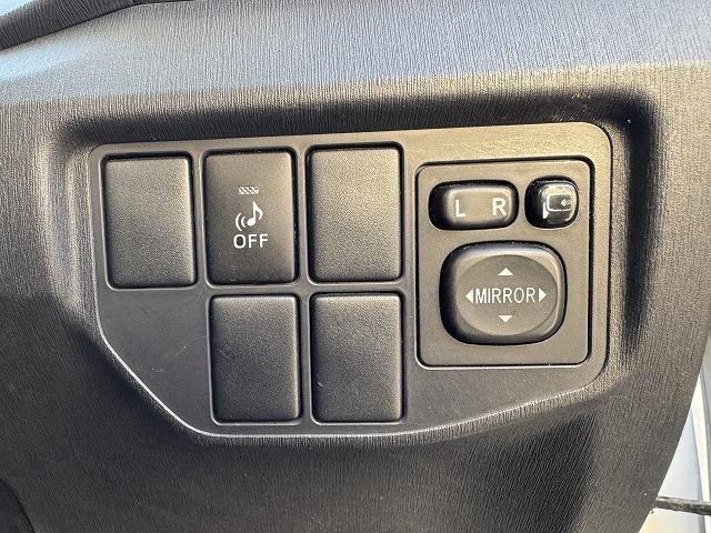 プリウス Ｓ　純正ナビＴＶ　バックカメラ　ステアリングスイッチ　スマートキー　プッシュスタート　ＨＩＤヘッドライト　オートライト　フォグランプ　純正１５インチアルミ　ＣＤ／ＤＶＤ再生　Ｂｌｕｅｔｏｏｔｈ接続　ＥＴＣ（15枚目）