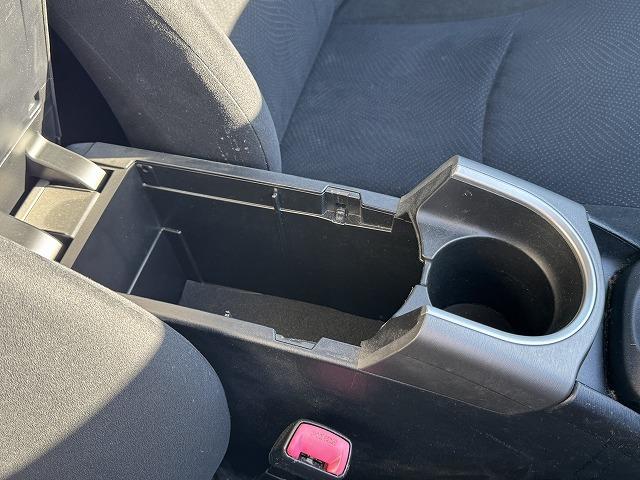 プリウス Ｓ　純正ナビＴＶ　バックカメラ　ステアリングスイッチ　スマートキー　プッシュスタート　ＨＩＤヘッドライト　オートライト　フォグランプ　純正１５インチアルミ　ＣＤ／ＤＶＤ再生　Ｂｌｕｅｔｏｏｔｈ接続　ＥＴＣ（16枚目）