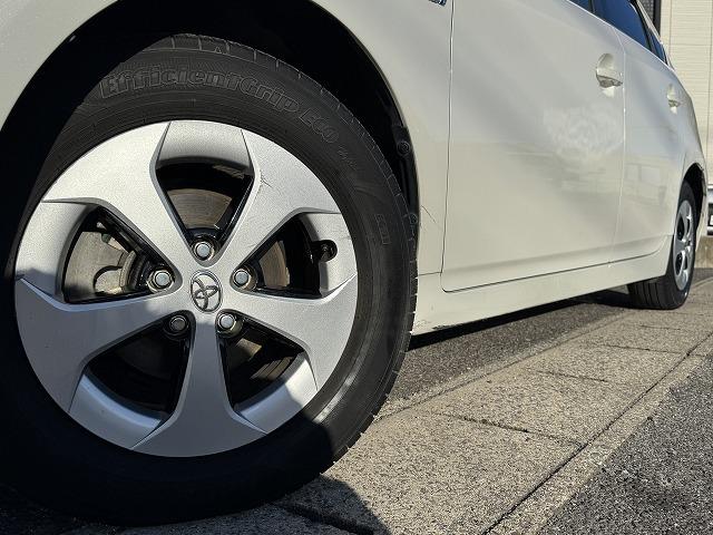 プリウス Ｓ　純正ナビＴＶ　バックカメラ　ステアリングスイッチ　スマートキー　プッシュスタート　ＨＩＤヘッドライト　オートライト　フォグランプ　純正１５インチアルミ　ＣＤ／ＤＶＤ再生　Ｂｌｕｅｔｏｏｔｈ接続　ＥＴＣ（28枚目）