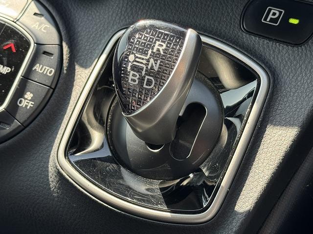 ヴォクシー ハイブリッドV モデリスタエアロ 両側電動スライドドア クルーズコントロール シートヒーター 純正9型ナビTV バックカメラ LEDヘッド 社外15インチアルミ 置くだけ充電 ステアリングスイッチ Bluetooth(58枚目)