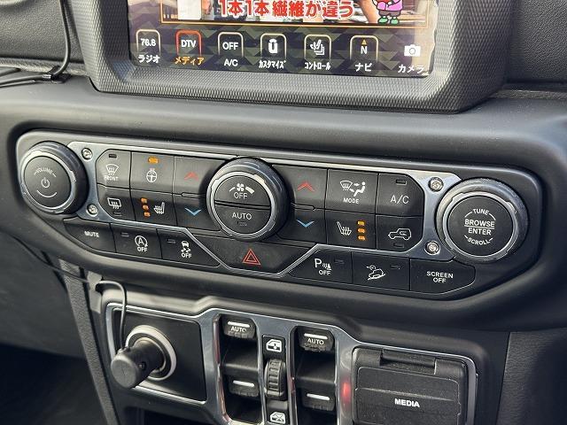 【クリアランスソナー】障害物との接近や距離を音やディスプレイ等で警告します。不慣れな駐車や安全を守ります。